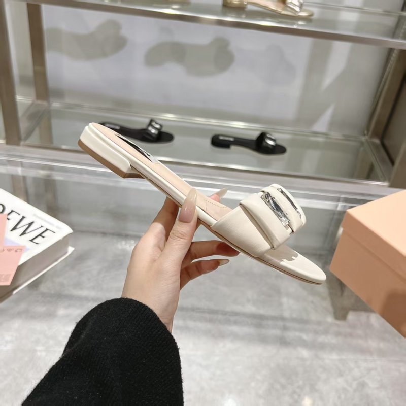 미우미우 봄여름 신상 다이아몬드 원스트랩 슬리퍼 001-213594