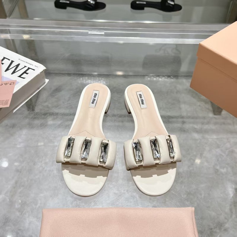 미우미우 봄여름 신상 다이아몬드 원스트랩 슬리퍼 001-213594