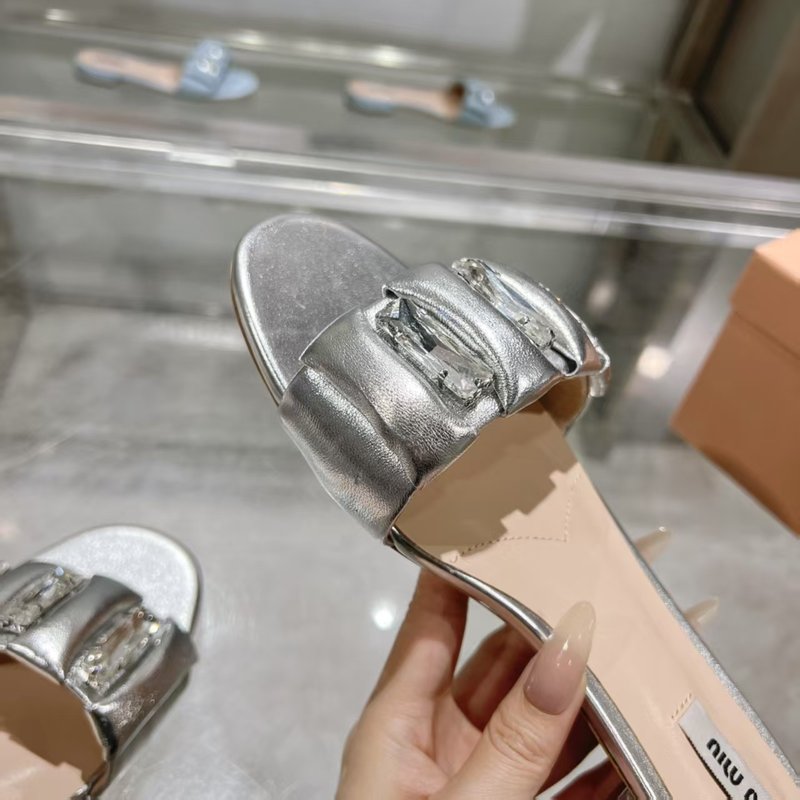 미우미우 봄여름 신상 다이아몬드 원스트랩 샌들 001-213607