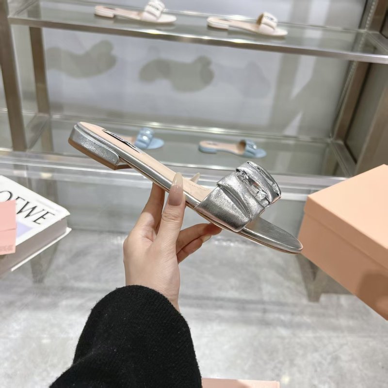 미우미우 봄여름 신상 다이아몬드 원스트랩 샌들 001-213607