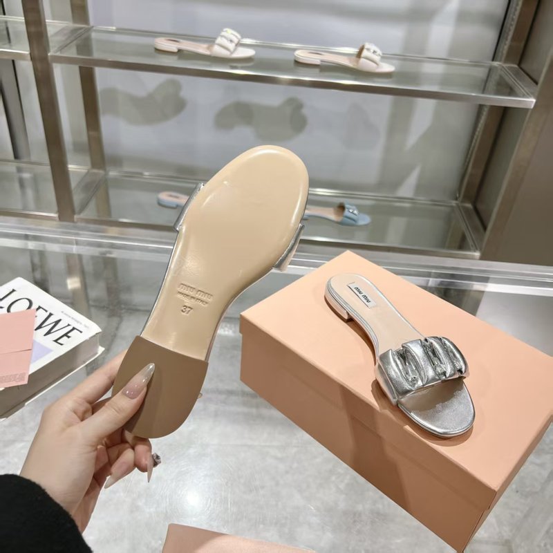 미우미우 봄여름 신상 다이아몬드 원스트랩 샌들 001-213607