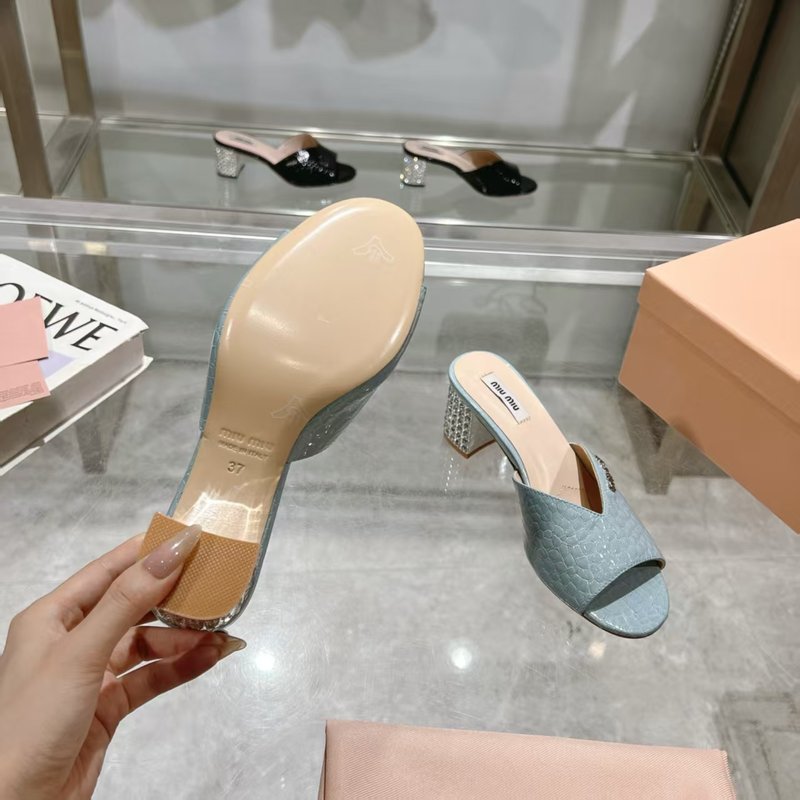 미우미우 스프링 썸머 라인스톤 페이던트 샌들 001-213610