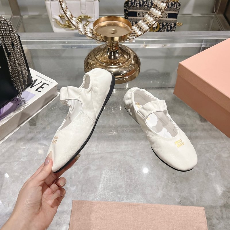 미우미우 신상 엘라스틱 메리제인 발레 플랫 슈즈 001-213635