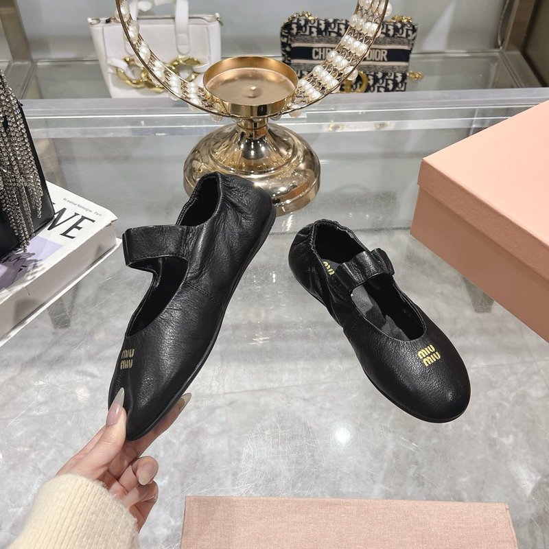 미우미우 신상 스트레치 메리제인 발레 플랫 슈즈 001-213636