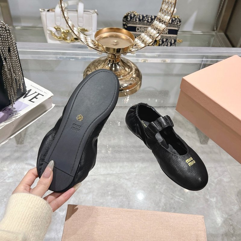 미우미우 신상 스트레치 메리제인 발레 플랫 슈즈 001-213636