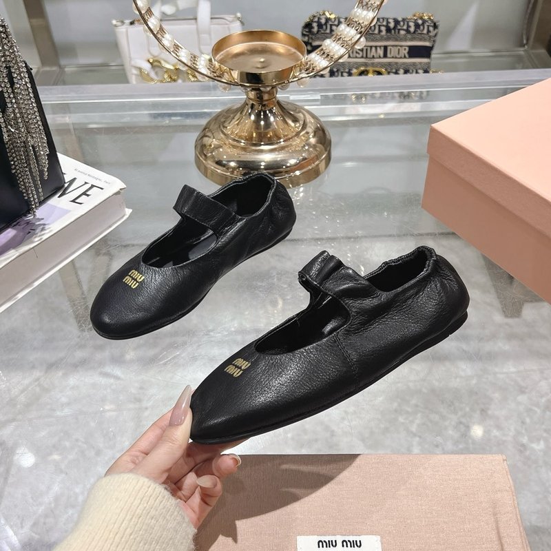 미우미우 신상 스트레치 메리제인 발레 플랫 슈즈 001-213636