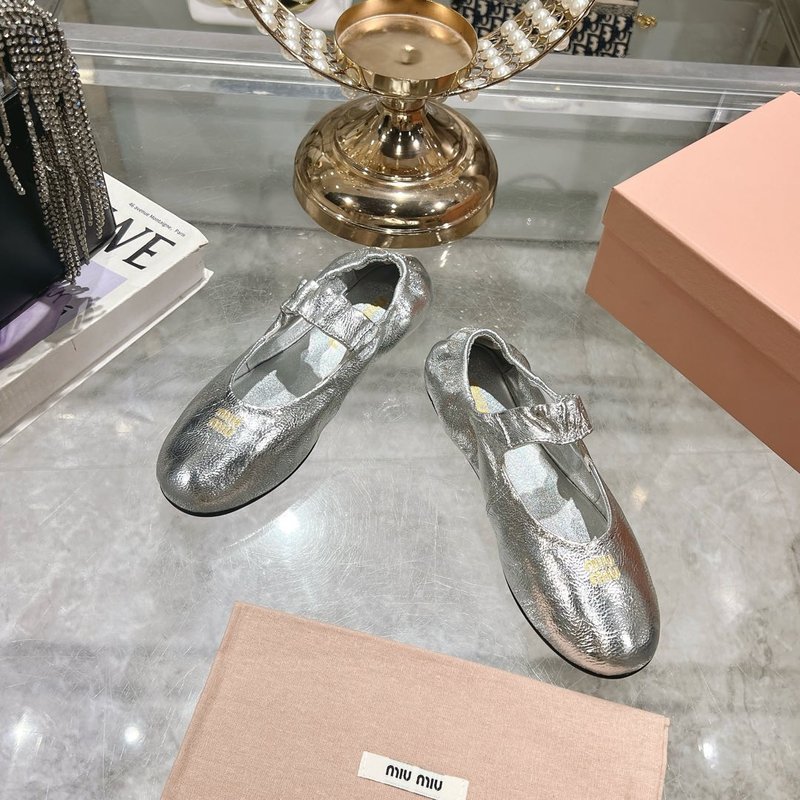 미우미우 신상 스트레치 메리제인 발레 플랫 슈즈 001-213637