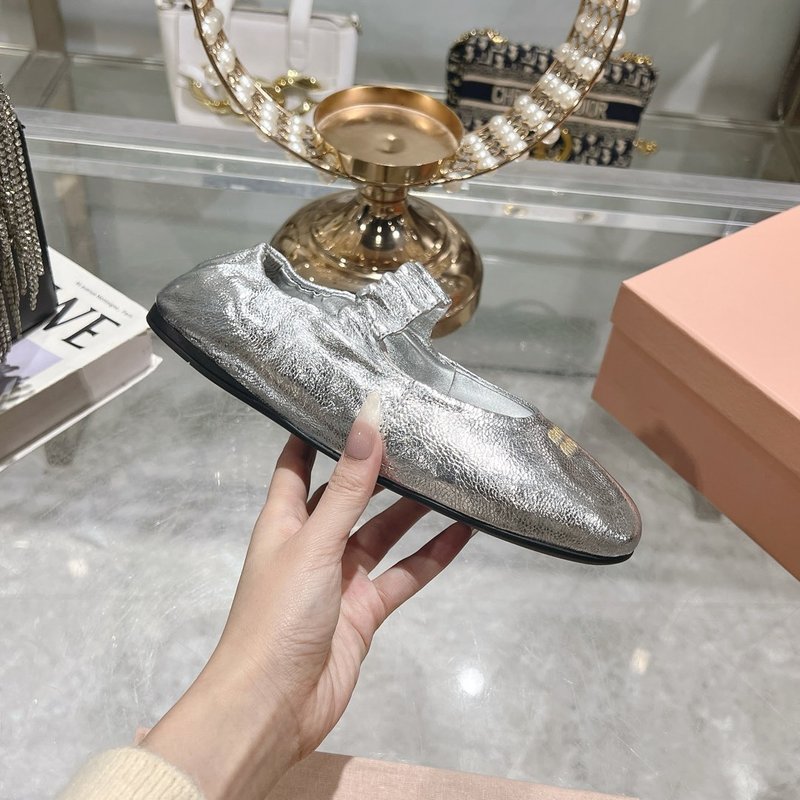 미우미우 신상 스트레치 메리제인 발레 플랫 슈즈 001-213637