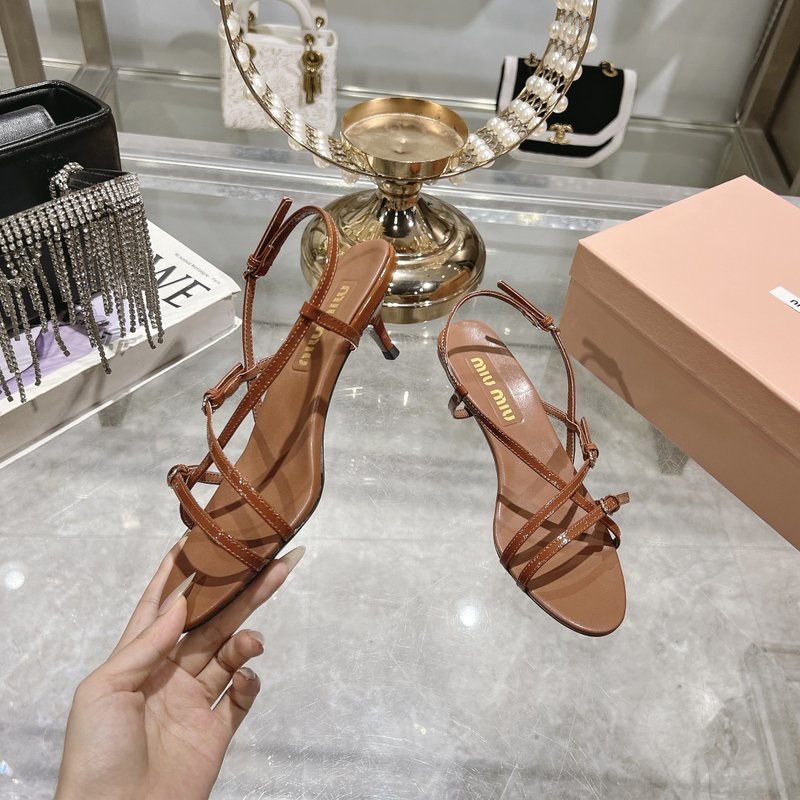 미우미우 봄여름 새끼 고양이 힐 샌들 001-213650