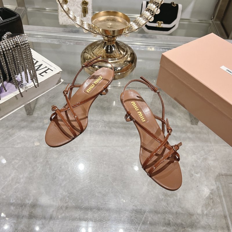 미우미우 봄여름 새끼 고양이 힐 샌들 001-213650