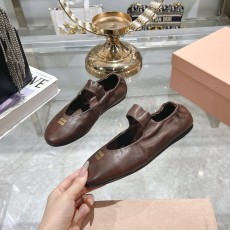 미우미우 신상 스트레치 메리제인 발레 플랫 슈즈 001-213651