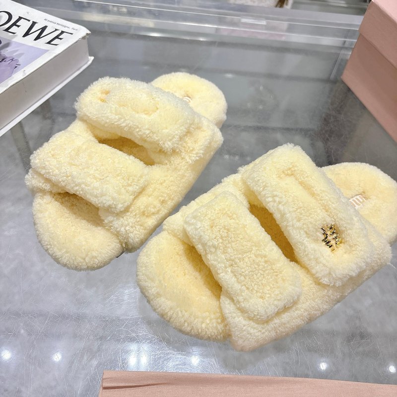 MIUMIU 클래식 가을 겨울 레터 퍼 슬리퍼 001-213679