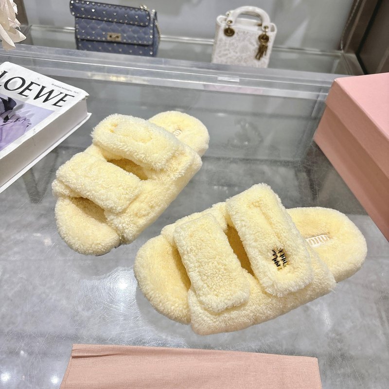 MIUMIU 클래식 가을 겨울 레터 퍼 슬리퍼 001-213679