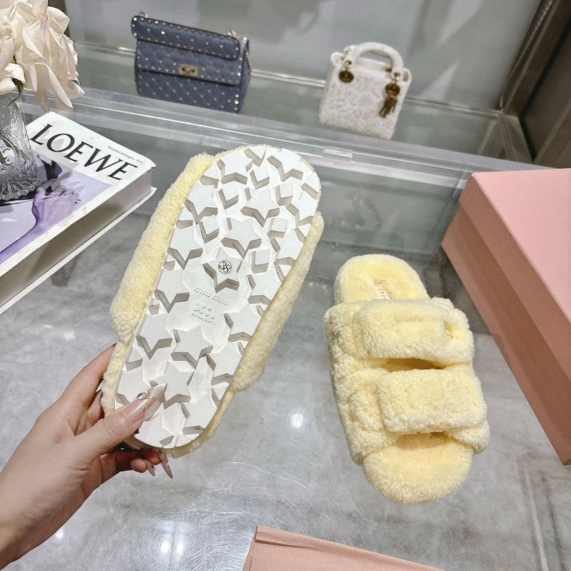 MIUMIU 클래식 가을 겨울 레터 퍼 슬리퍼 001-213679