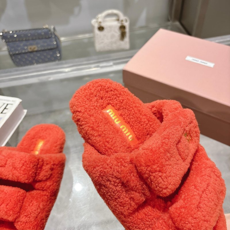 MIUMIU 클래식 가을 겨울 레터 퍼 슬리퍼 001-213681