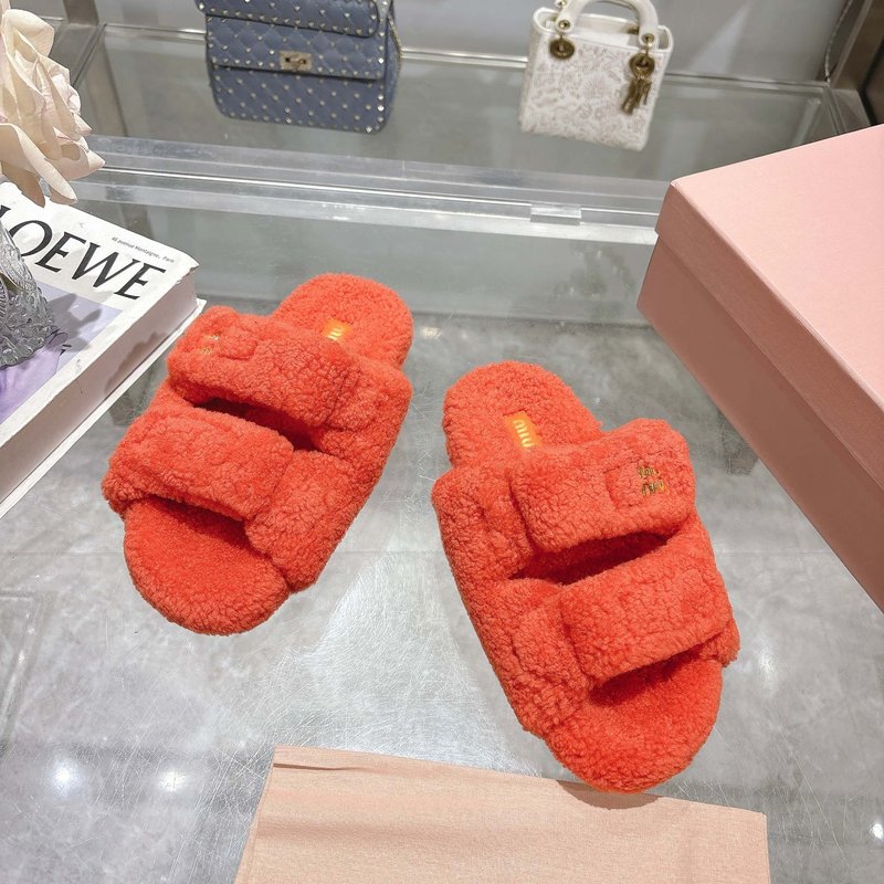MIUMIU 클래식 가을 겨울 레터 퍼 슬리퍼 001-213681