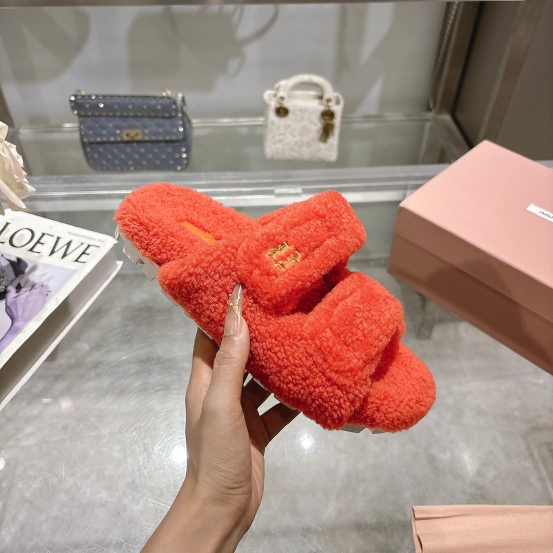 MIUMIU 클래식 가을 겨울 레터 퍼 슬리퍼 001-213681