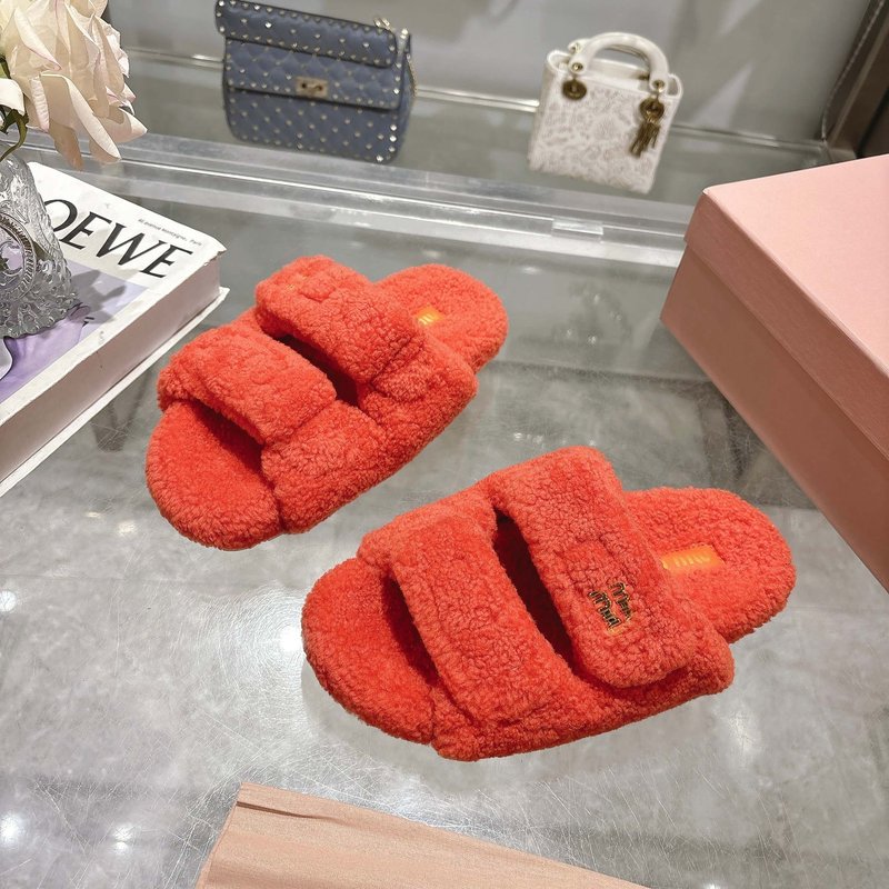MIUMIU 클래식 가을 겨울 레터 퍼 슬리퍼 001-213681