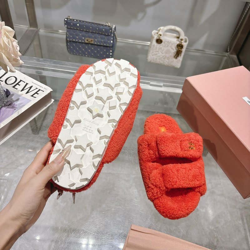 MIUMIU 클래식 가을 겨울 레터 퍼 슬리퍼 001-213681
