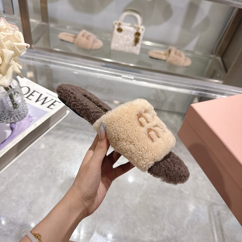 MIUMIU 클래식 가을 겨울 레터 퍼 슬리퍼 001-213685