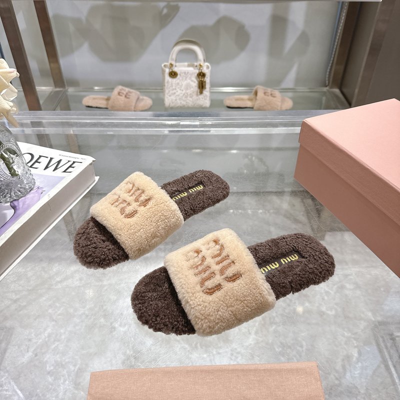 MIUMIU 클래식 가을 겨울 레터 퍼 슬리퍼 001-213685