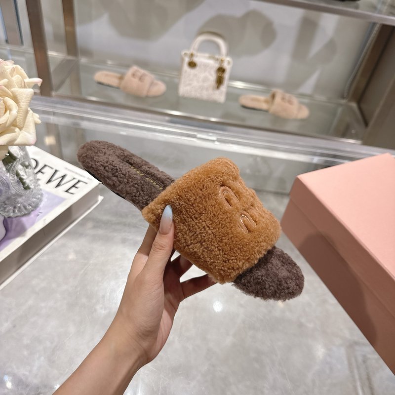 MIUMIU 클래식 가을 겨울 레터 퍼 슬리퍼 001-213686
