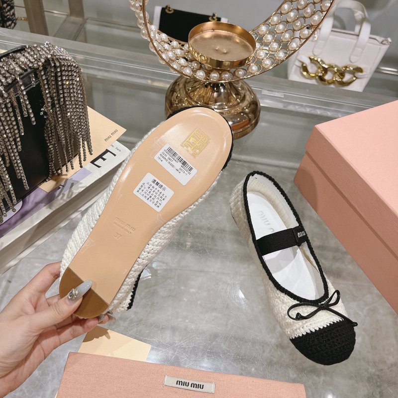 미우미우 새틴 발레리나 플랫 슈즈 001-213710