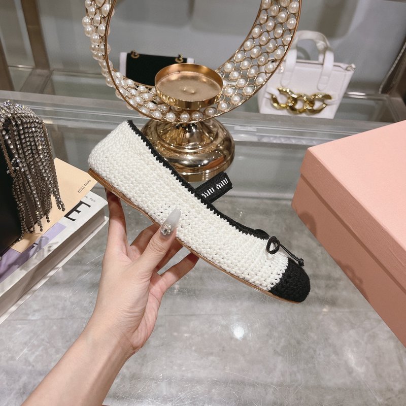 미우미우 새틴 발레리나 플랫 슈즈 001-213710