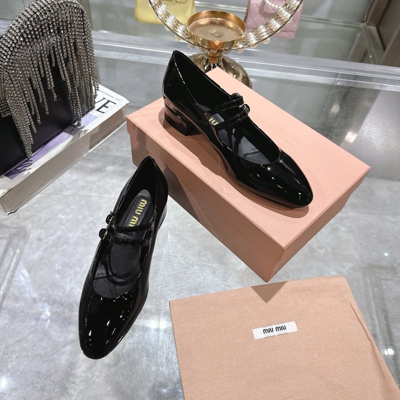 미우미우 굽 둥근 발가락 메리진 진주 버클 구두 001-213722