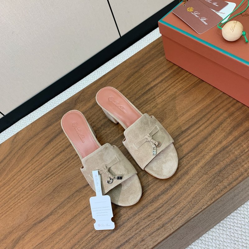 로로피아나 양가죽 미들힐 샌들 001-213799