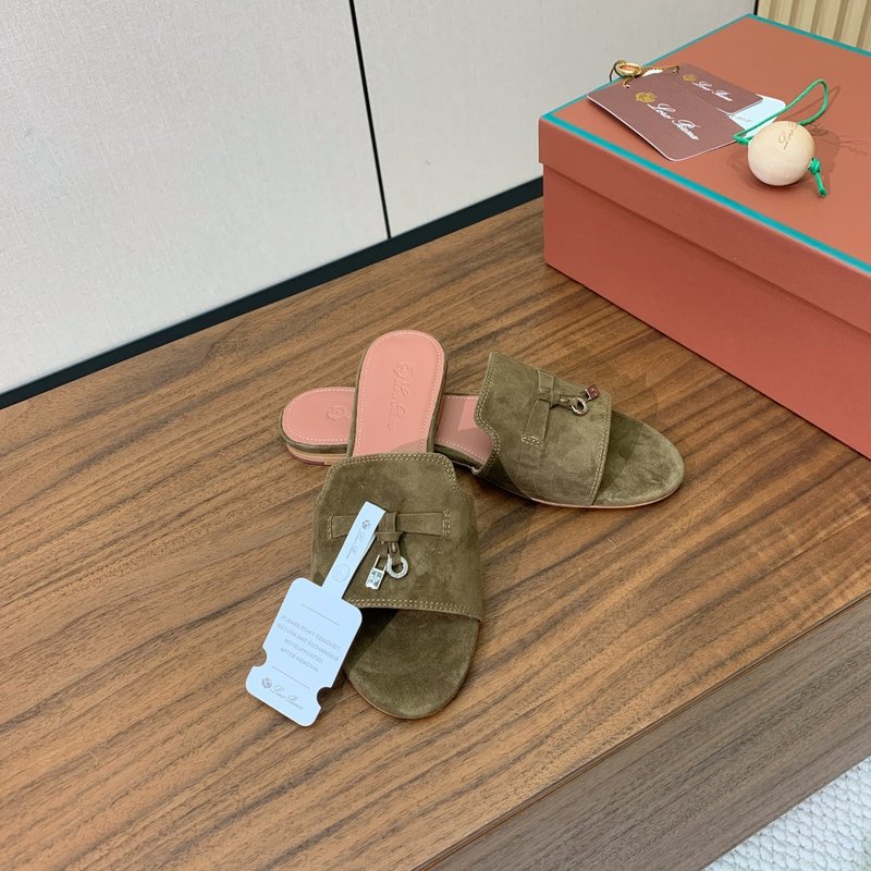 로로피아나 스웨이드 플랫 샌들 001-213820