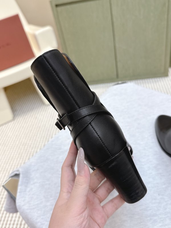 로로피아나 굽 앵클부츠 버클 디자인 001-213975