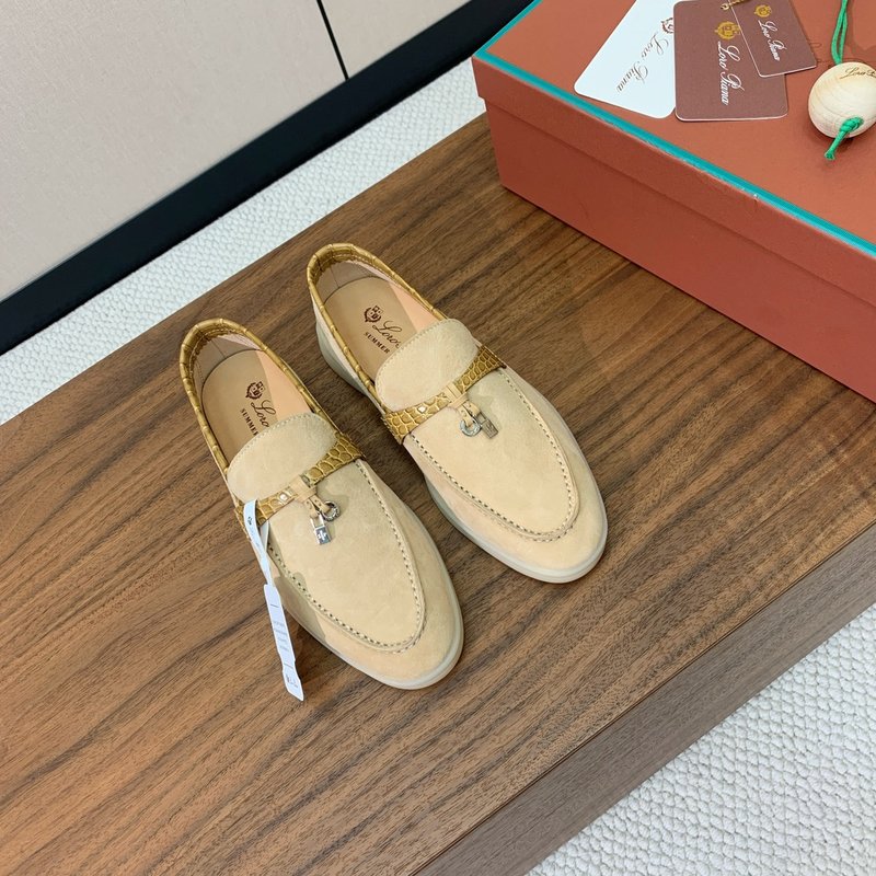 로로 피아나 스파이딩 스웨이드 로퍼 001-214024