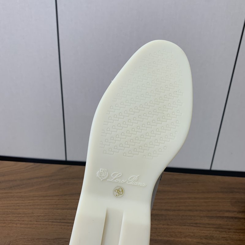 로로 피아나 스파이딩 스웨이드 로퍼 001-214029