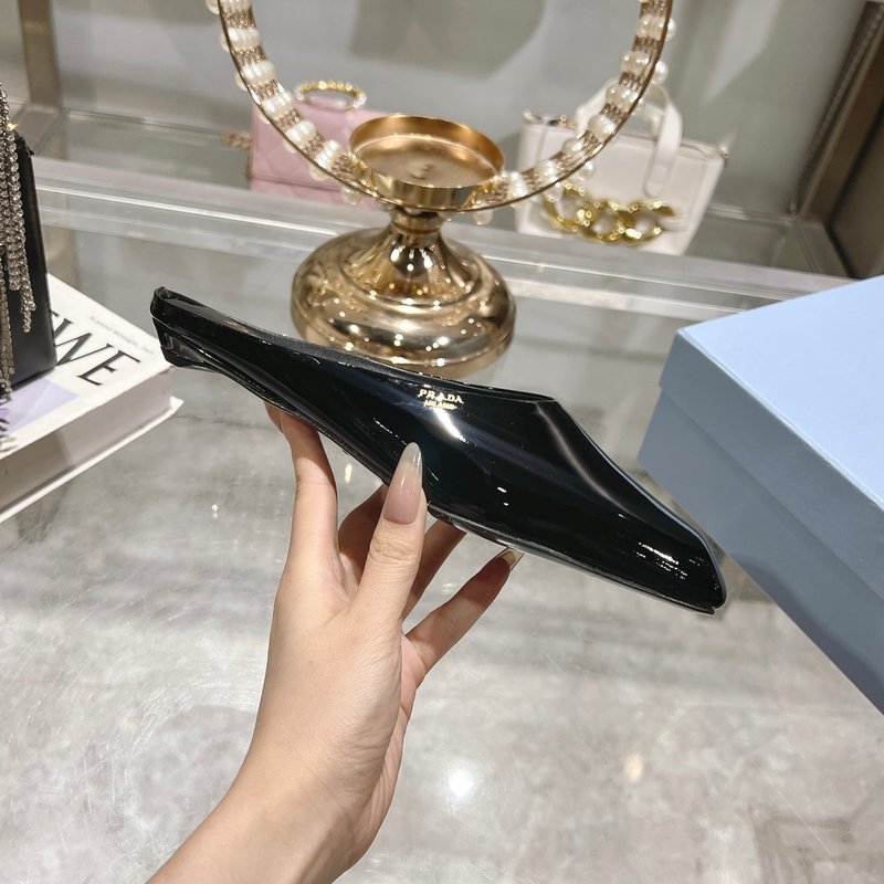 프라다 스퀘어 토 페이턴트 레더 뮬 001-214111