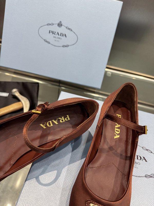 프라다 봄여름 에나멜 스웨이드 메리제인 샌들 001-214240