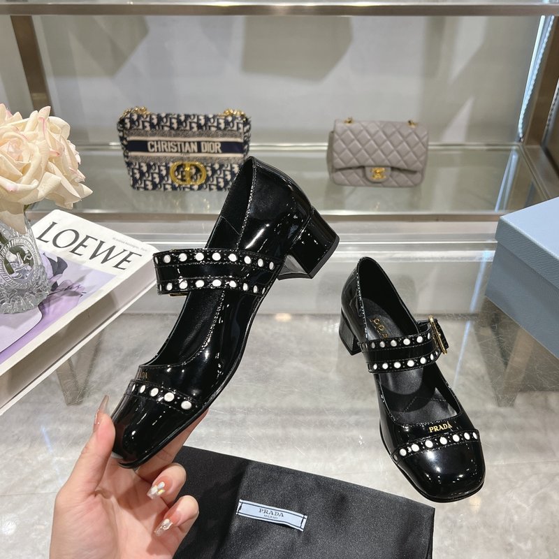 프라다 스퀘어 라운드 토 펀칭 메리제인 굽이 있는 구두 001-214296