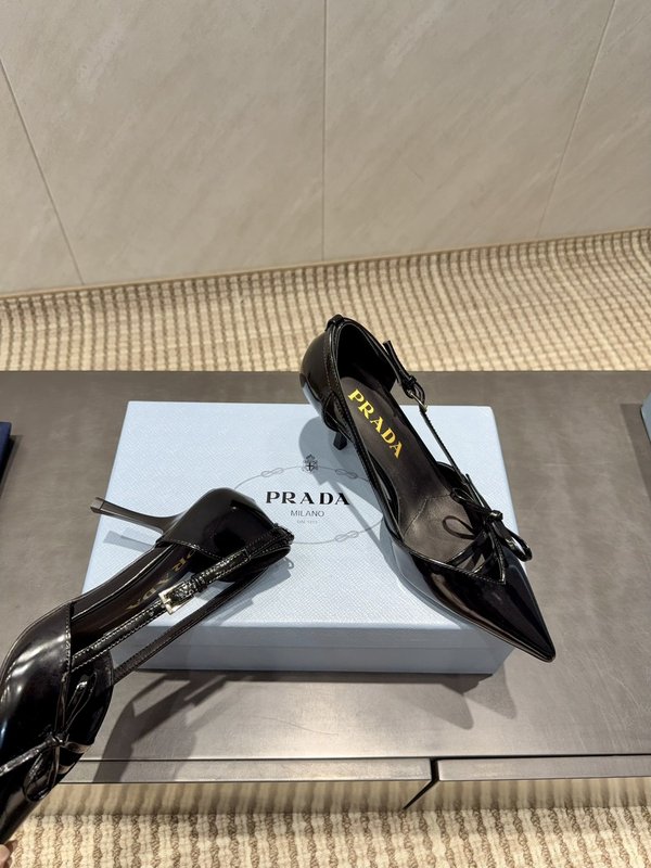 프라다 뾰족한 발가락 페이던트 펌프스 001-214365