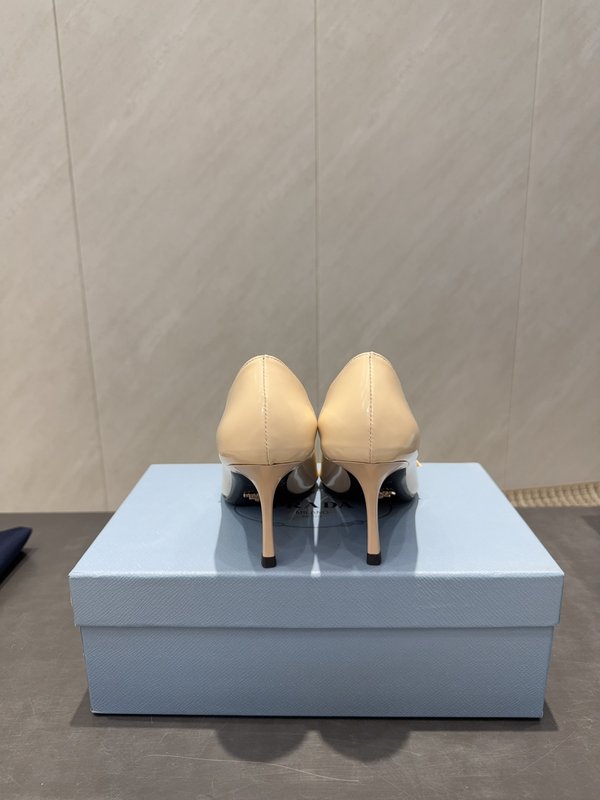 프라다 뾰족한 발끝 에나멜 가죽 하이힐 001-214370