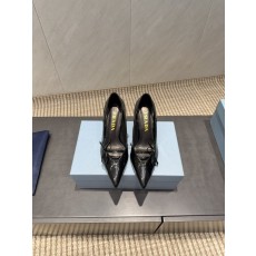 프라다 뾰족한 발끝 에나멜 가죽 하이힐 펌프스 001-214372