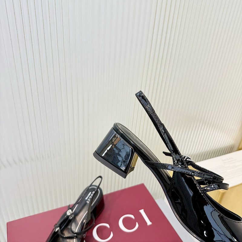 구찌 GG 패턴 크리스탈 장식 에나멜 로퍼 001-214491