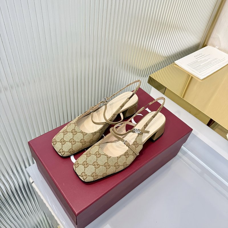 구찌 GG 패턴 크리스탈 장식 에나멜 로퍼 001-214497