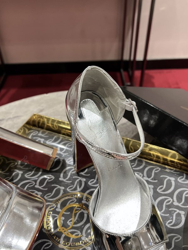 크리스찬 루부탱 블랙 에나멜 스트랩 힐 샌들 001-214602