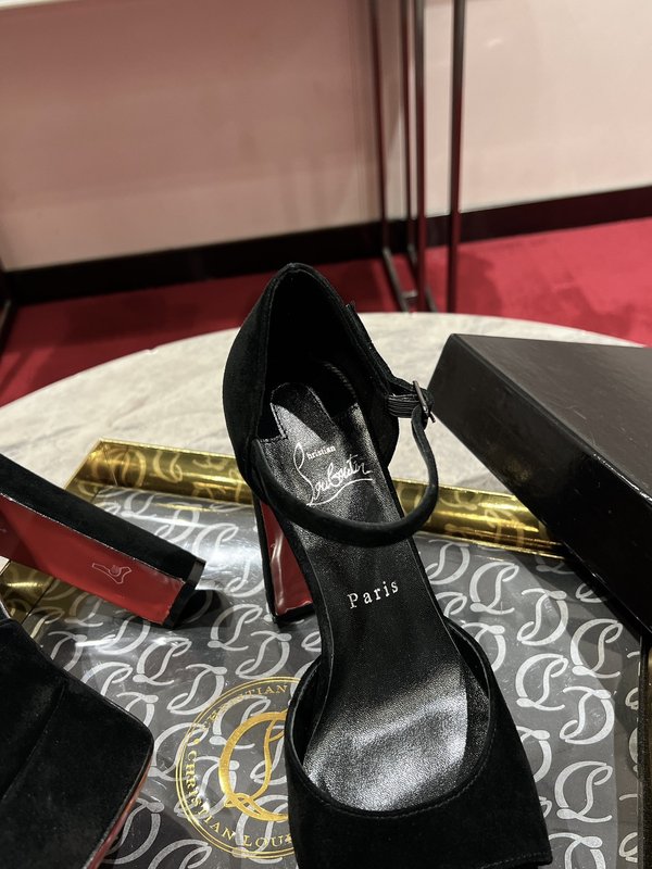 크리스찬 루부탱 블랙 에나멜 스트랩 힐 샌들 001-214623