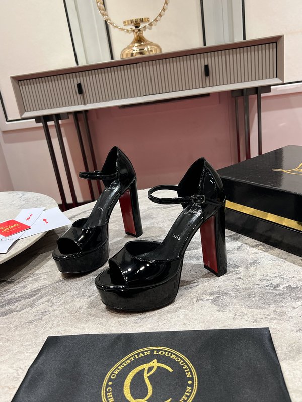 크리스찬 루부탱 블랙 에나멜 스트랩 하이힐 샌들 001-214625