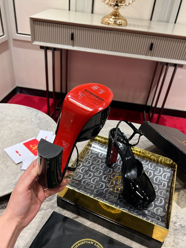 크리스찬 루부탱 블랙 에나멜 스트랩 힐 샌들 001-214626