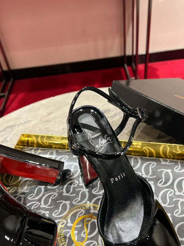 크리스찬 루부탱 블랙 에나멜 스트랩 힐 샌들 001-214626