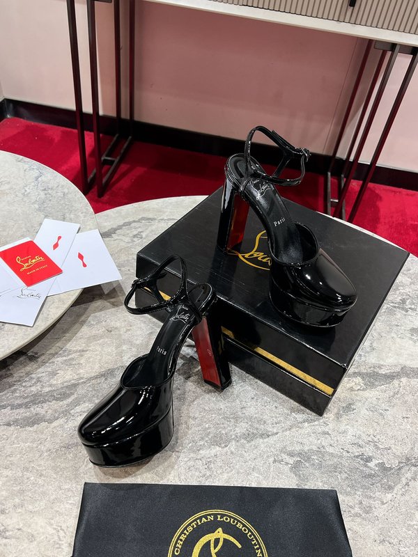 크리스찬 루부탱 블랙 에나멜 스트랩 힐 샌들 001-214626