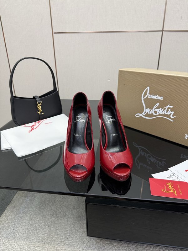 루부탱 에나멜 레드솔 스트랩 하이힐 001-214655