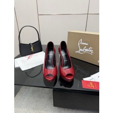 루부탱 에나멜 레드솔 스트랩 하이힐 001-214655